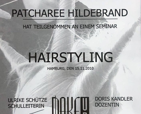 Dies ist ein Zertifikat der Hamburger Schule für Gesichtsgestaltung für Patcharee Hildebrand über die erfolgreiche Teilnahme an dem Seminar 'Hairstyling'