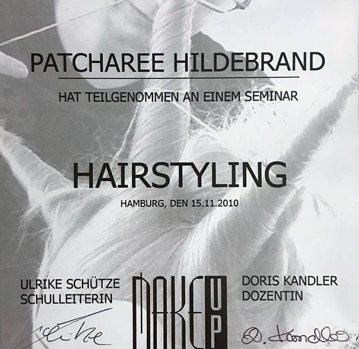 Dies ist ein Zertifikat der Hamburger Schule für Gesichtsgestaltung für Patcharee Hildebrand über die erfolgreiche Teilnahme an dem Seminar 'Hairstyling'