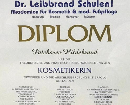 Dies ist ein Diplom der Dr. Leibbrand Schulen für Patcharee Hildebrand über die theoretische und praktische Ausbildung als Kosmetikerin