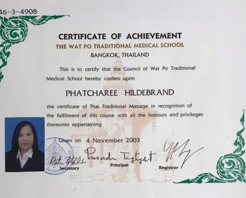 Dies ist ein Zertifikat der berühmten Massageschule des Klosters Wat Pho in Bangkok für Patcharee Hildebrand über die erfolgreiche Ausbildung im Bereich Traditionelle Thai Massage.