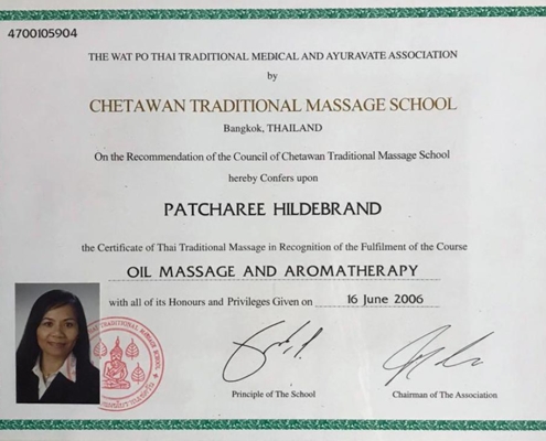 Dies ist ein Zertifikat der berühmten Massageschule des Klosters Wat Pho in Bangkok für Patcharee Hildebrand über die erfolgreiche Teilnahme an dem Kursus Ölmassage und Aromatherapie
