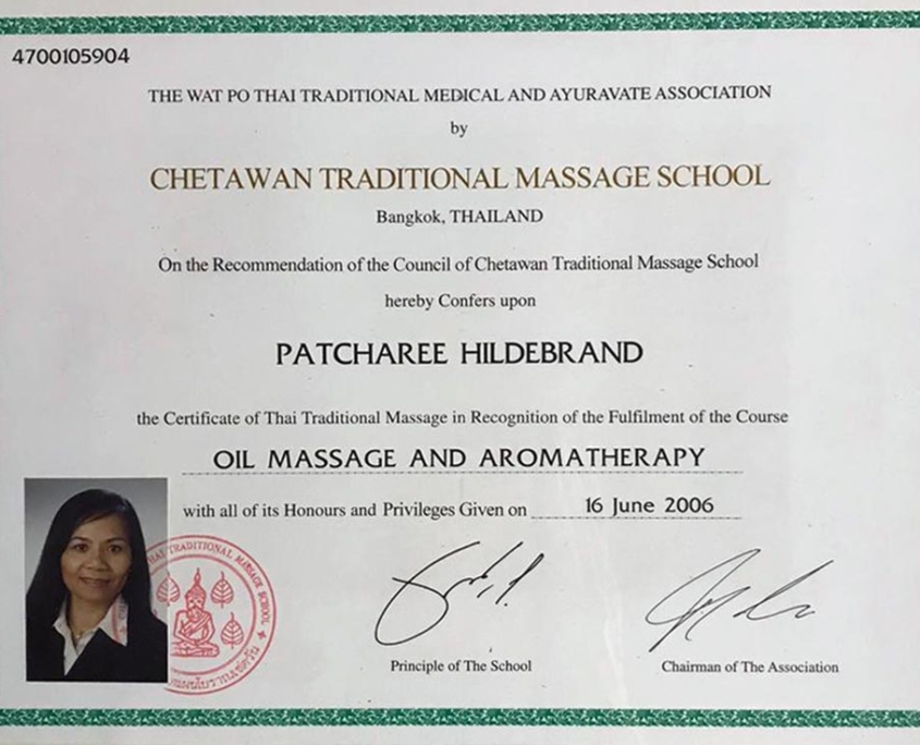 Dies ist ein Zertifikat der berühmten Massageschule des Klosters Wat Pho in Bangkok für Patcharee Hildebrand über die erfolgreiche Teilnahme an dem Kursus Ölmassage und Aromatherapie