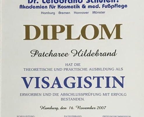 Dies ist ein Diplom der Dr. Leibbrand Schulen für Patcharee Hildebrand über die theoretische und praktische Ausbildung als Visagistin