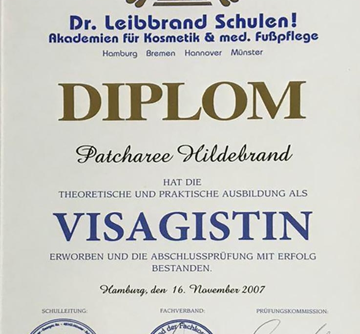 Dies ist ein Diplom der Dr. Leibbrand Schulen für Patcharee Hildebrand über die theoretische und praktische Ausbildung als Visagistin