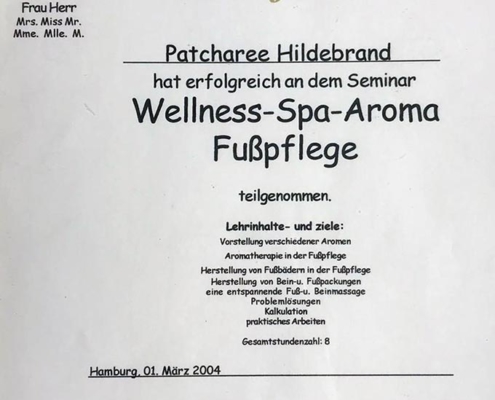 Dies ist ein Zertifikat der Akademie der Kosmetik für Patcharee Hildebrand über die erfolgreiche Teilnahme am Seminar 'Wellness-Spa-Aroma-Fußpflege'