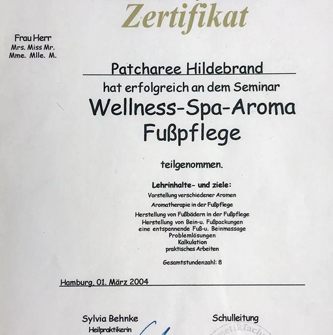 Dies ist ein Zertifikat der Akademie der Kosmetik für Patcharee Hildebrand über die erfolgreiche Teilnahme am Seminar 'Wellness-Spa-Aroma-Fußpflege'