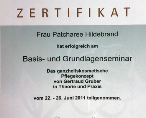 Dies ist ein Zertifikat von Gertraud Gruber Kosmetik für Patcharee Hildebrand über die erfolgreiche Teilnahme am Grundlagenseminar 'Das ganzheitskosmetische Pflegekonzept'.