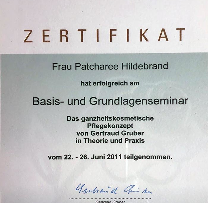 Dies ist ein Zertifikat von Gertraud Gruber Kosmetik für Patcharee Hildebrand über die erfolgreiche Teilnahme am Grundlagenseminar 'Das ganzheitskosmetische Pflegekonzept'.